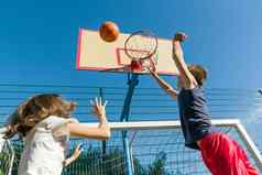 街头篮球篮球游戏球员青少年女孩男孩早....篮球法院