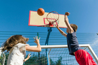 街头<strong>篮球篮球</strong>游戏球员青少年女孩男孩早....<strong>篮球</strong>法院