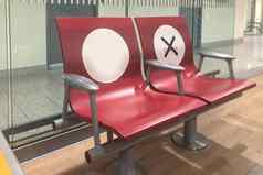 被禁止的坐椅子由于冠状病毒