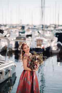 年轻的模型女孩美丽的衣服花束花海滩法国女孩花春天普罗旺斯法国里维埃拉