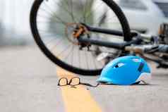 事故车崩溃自行车路