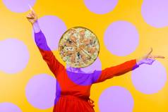 当代艺术拼贴画最小的披萨情人概念披萨女孩红色的衣服