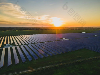 空中无人机视图大太阳能面板太阳能农场明亮的日落太阳能细胞权力植物
