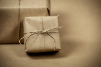 礼物包包装平原棕色（的）纸绳子棕色（的）纸背景纹理复古的礼物盒子现在概念
