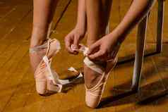 芭蕾舞女演员系尖端芭蕾舞鞋子阶段