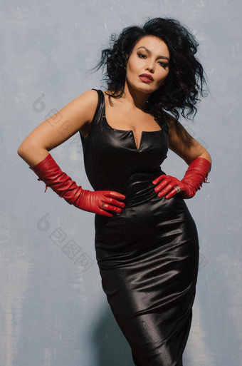 豪华的亚洲女人摆姿势黑色的皮革衣服红色的手套<strong>占主导地位</strong>的恋物癖夫人