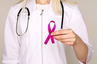女医生持有粉红色的丝带<strong>国际</strong>乳房<strong>癌症</strong>一天10月