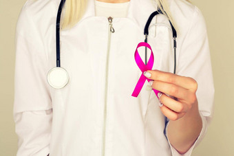 女医生持有粉红色的丝带国际乳房癌症一天10月