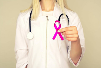 女医生持有粉红色的丝带<strong>国际</strong>乳房<strong>癌症</strong>一天10月