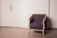 古董紫罗兰色的橡木扶手椅室内
