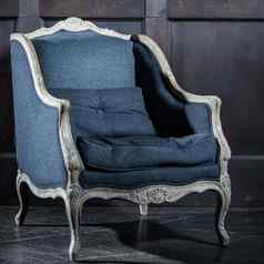 蓝色的经典风格扶手椅沙发沙发上古董房间