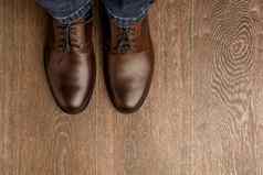 男人。穿棕色（的）经典鞋子木面粉