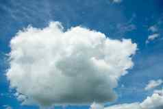 蓝色的夏天天空白色积云云背景