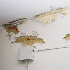 损害天花板水管道泄漏住房问题概念