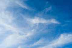 Cloudscape蓝色的天空白色云阳光明媚的一天浪花云