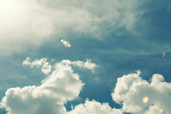 令人难以置信的美妙的郁郁葱葱的积云云蓝色的天空