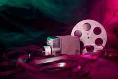 电影相机卷电影绿色紫色的烟
