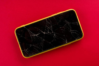 智能手机破碎的屏幕红色的背景