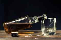 破碎的玻璃瓶威士忌概念毁了生活由于酗酒
