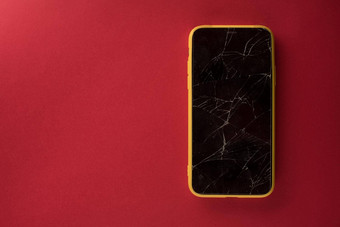 智能手机破碎的屏幕红色的背景