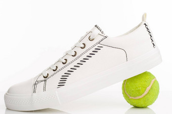 时尚白色走鞋子网球球白色背景