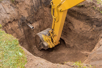 液压挖掘<strong>机活塞</strong>挖掘深坑工业区域建设网站