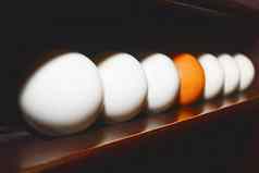 白色橙色台球球架子上特写镜头软焦点
