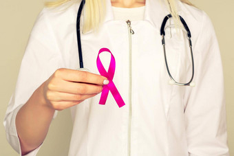 女医生持有粉红色的丝带国际乳房癌症一天10月