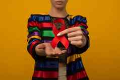 女人持有红色的丝带意识世界艾滋病一天12月