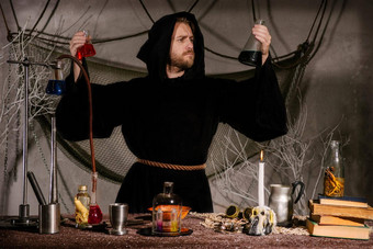 中世纪的炼金术士科学家魔术师烧瓶实验室