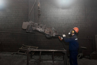 工作男人。工作服保护头盔呼吸器控制重设备清洁投铁混凝土油管车间工业植物