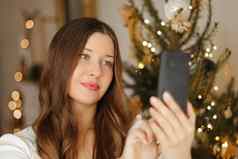 圣诞节电话调用假期问候概念快乐微笑女人移动智能手机圣诞节一天