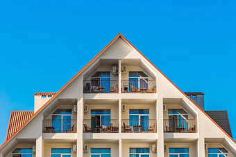 三角外观现代建筑室内酒店放松度假胜地区域海蓝色的天空