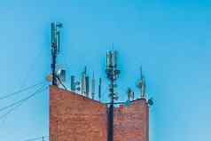 电信砖塔移动无线天线蓝色的天空背景
