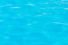 Azure透明的清晰的水池阿卡背景
