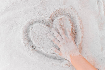 手年轻的女孩触摸图片心白色海滩沙子特写镜头标志象征爱的关系概念