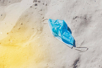 被丢弃的医疗保护面具海滩沙子海海滩<strong>垃圾</strong>污染