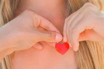 手的家伙女孩持有小红色的心心区域人特写镜头象征标志爱的关系概念
