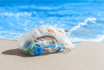桩浪费包谎言海滩沙子海概念污染环境