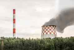 脏灰色的烟冷却塔烟囱工业企业污染自然大气