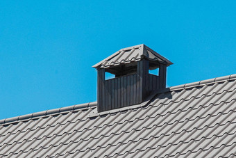 金属铁结构现代钢屋顶房子体系结构蓝色的天空