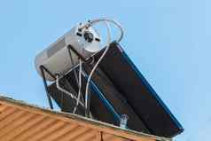 太阳能面板能源现代水加热技术收集器系统屋顶建筑背景蓝色的天空
