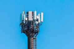 天线信号广播高移动沟通网络背景蓝色的天空