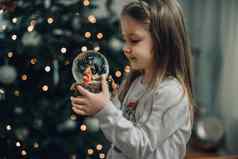 女孩玻璃球场景出生耶稣基督玻璃球圣诞节树