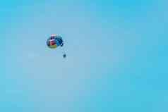 极端的体育令人兴奋的休息旅游飞parashute蓝色的天空背景