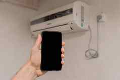 人的手持有移动电话智能手机黑色的屏幕文本设计背景空气护发素墙房间房子