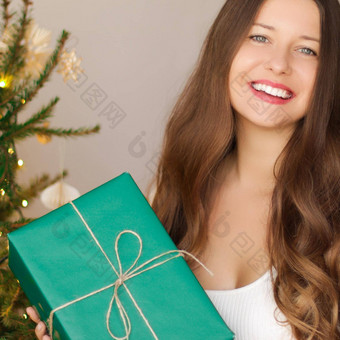 圣诞节假期可持续发展的礼物概念快乐微笑女人持有包装现在<strong>环保</strong>绿色包装纸