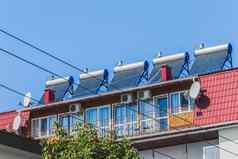 热太阳能面板水加热器替代技术水加热屋顶酒店蓝色的天空户外