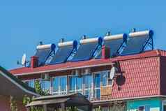 太阳能面板能源现代水加热技术收集器系统屋顶建筑背景蓝色的天空