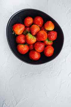 成熟的草莓前视图空间文本白色背景